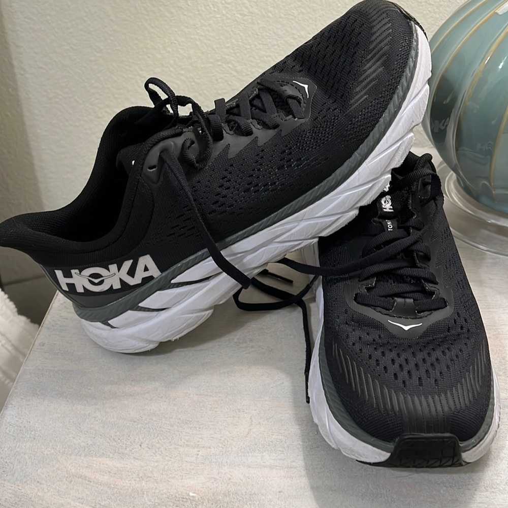 Women’s Hoka Clifton 7 tennis shoes.